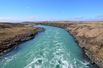 水流动通过冰岛与大曲线