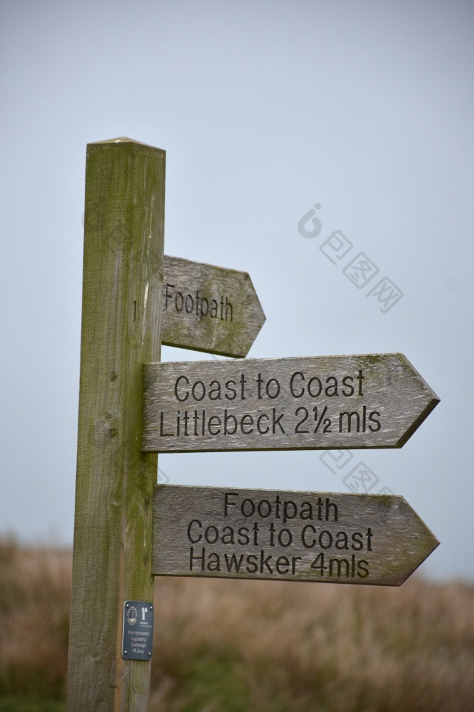 木标志帖子沿着的海岸海岸路线指示距离