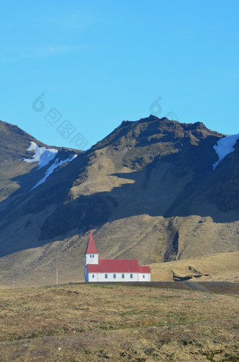 教堂与红色的屋顶的山维克冰岛