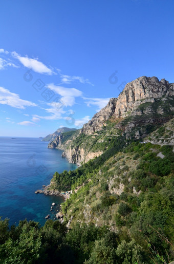 美丽的风景沿着意大利rsquo阿海岸与<strong>滚动</strong>山和<strong>蓝色</strong>的天空