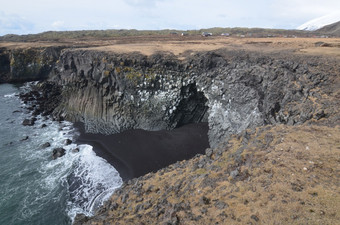 神奇的冰岛黑色的沙子海滩与玄武岩列岩石