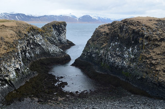 冰岛海岸与黑色的沙子石头海滩和熔岩岩石