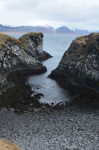 远程农村崎岖的海岸线冰岛
