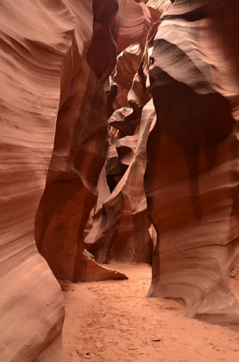 红色的岩石槽峡谷雕刻从砂岩亚利桑那州
