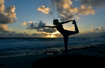 舞者平衡<strong>构成</strong>的轮廓日出沿着的海岸阿鲁巴岛