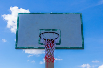 篮球希望蓝色的天空和云