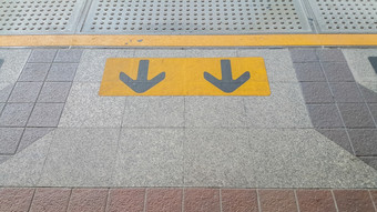 箭头标志黄色的颜色画黑色的的等待区为火车地铁