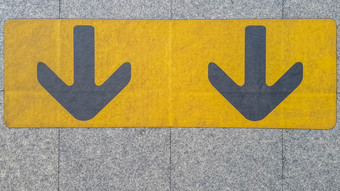 箭头标志黄色的颜色画黑色的的等待区为火车地铁