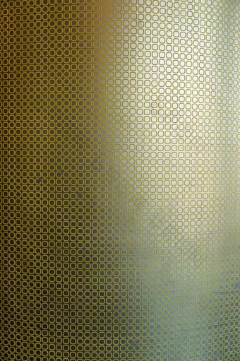 黄色的条纹壁纸与复制空间为背景