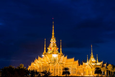 黄金颜色寺庙屋顶晚上泰国