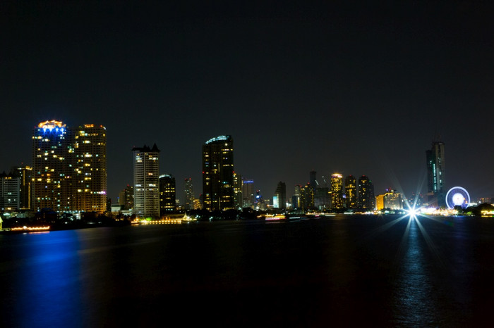 光城市的河晚上背景