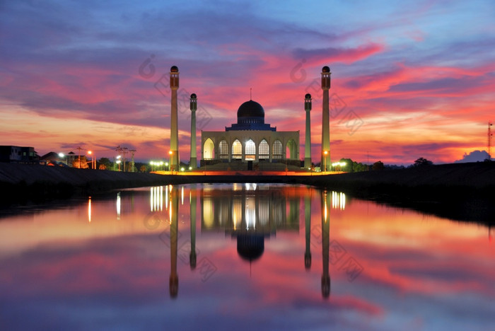 轮廓清真寺日落时间轮廓与阳光效果日落时间和色彩斑斓的天空背景和水反射