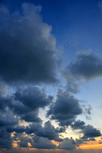 美丽的《暮光之城》日出场景多云的天空