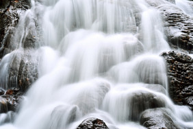 美丽的级联瀑布在自然岩石