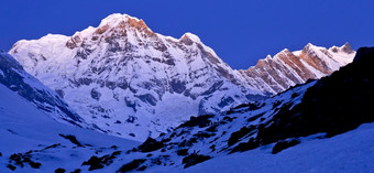 安纳普尔纳峰南巴拉哈希哈尔安纳普尔纳峰范围日出长途跋涉安纳普尔纳峰基地营安纳普尔纳峰保护区域喜马拉雅山脉尼泊尔亚洲