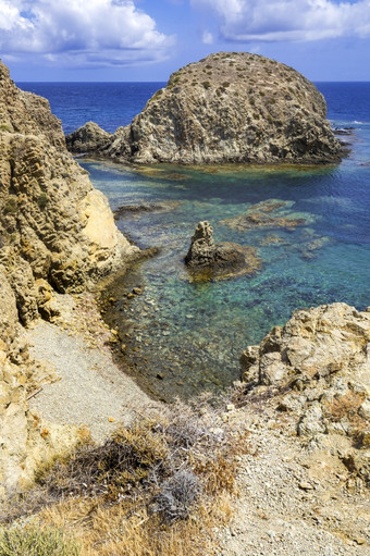 岩石海岸线和悬崖岛<strong>小岛</strong>的我住下士gata-nijar<strong>自然</strong>公园联合国教科文组织生物圈储备热沙漠气候地区阿尔梅里亚安达卢西亚西班牙欧洲