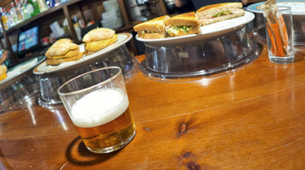 啤酒和典型的西班牙语餐前小吃酒吧餐厅西班牙