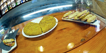 典型的西班牙语餐前小吃酒吧餐厅西班牙语玉米粉圆饼他三明治西班牙