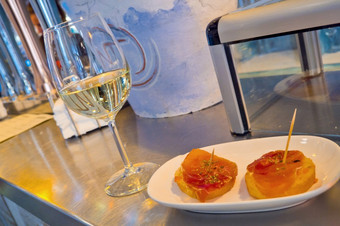 玻璃白色酒和典型的西班牙语餐前小吃酒吧餐厅西班牙