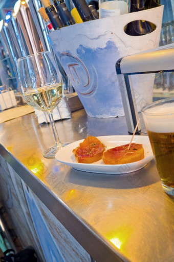 啤酒玻璃白色酒和典型的西班牙语餐前小吃酒吧餐厅西班牙