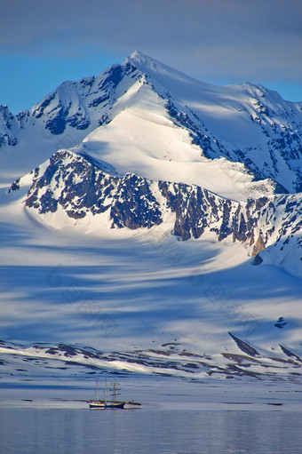 探险船冰雪覆盖山奥斯卡土地北极斯匹次卑尔根斯瓦尔巴特群岛挪威欧洲