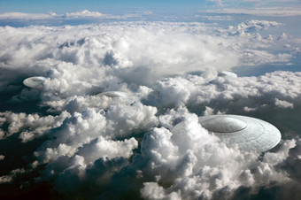 呈现飞行飞碟UFO的云