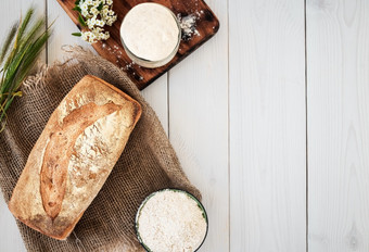 酵母为的准备面包面粉和新鲜烤面包白色木表格爱好烘焙面包首页健康的食物概念传统的工艺面包前视图与复制空间