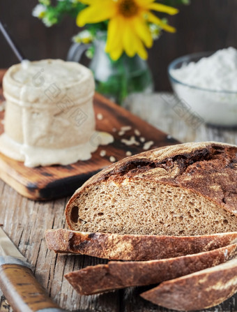 新鲜烤自制的面包减少成块特写镜头的概念健康的饮食使从自然产品传统的工艺面包基于自然酵母酵母和面粉的背景