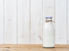 瓶牛奶木古董表格白色木背景与复制空间新鲜的牛奶可重用的玻璃器皿