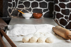 打样面包的表格与烤面包和面包特写镜头与复制空间传统的土耳其厨房