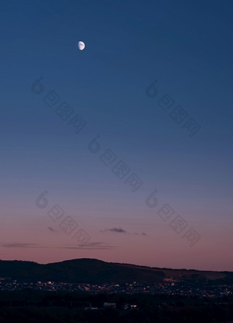 的开始的晚上完整的月亮在的村的热刺的高加索地区山垂直照片与复制空间