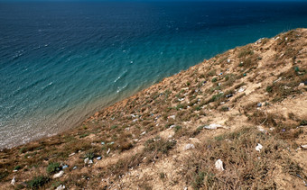垃圾倾倒的海滨的干草污染的环境和海洋与塑料浪费和垃圾垃圾的海边生态问题