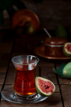 红色的土耳其茶传统的梨玻璃一半成熟的无花果下一个甜点的背景无花果小时古董木表格特写镜头