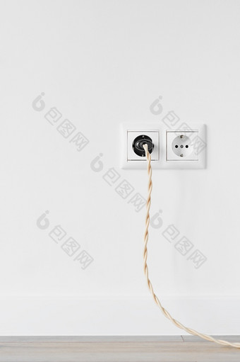 新白色塑料欧洲电出口孤立的白色贴墙电插头与古董电缆插成出口灰色的木地板上复制空间