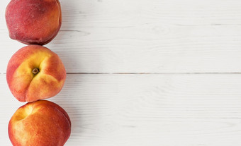 新鲜的多汁的桃子布局白色木表格前视图的想法为横幅模型为广告新鲜的水果从的农场