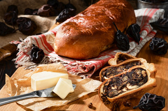 瑞士梨面包比恩布洛特传统的饼干塞与干梨和水果切片松饼楔形黄油下一个水平摄影