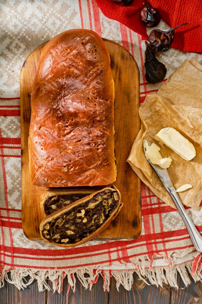 瑞士梨面包比恩布洛特当地的烤货物填满与干梨坚果和水果前视图新鲜烤梨面包切片成片下一个黄油节日早餐
