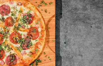 意大利辣香肠披萨与在木衬里灰色的混凝土表格布局与空间为复制文本披萨横幅的想法为餐厅和食物交付