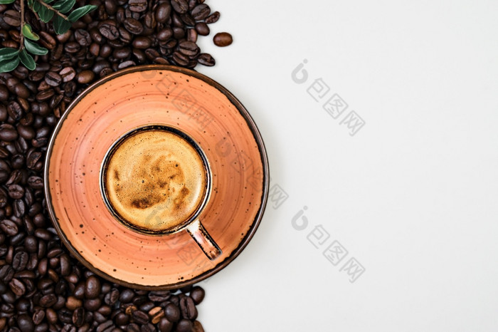 咖啡杯和烤咖啡豆子灰色的背景香咖啡奶油杯杯表示咖啡馆模板与复制空间为你的文本