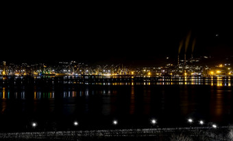 晚上全景视图的港口起重机和其他港口基础设施新罗西斯克交易港口的黑色的海tsemesskaya湾