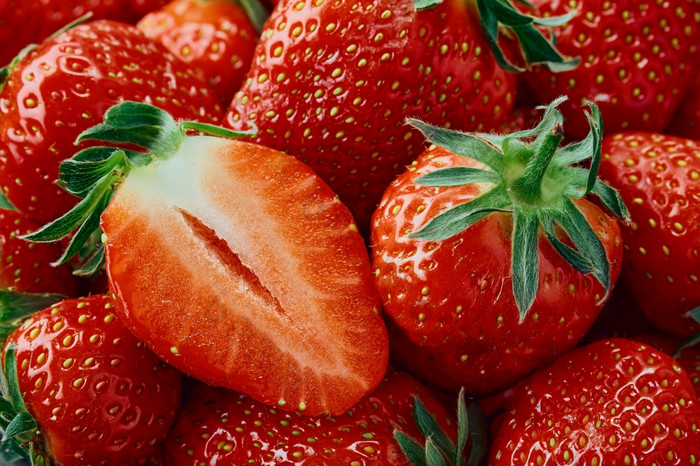 新鲜的草莓一半草莓和整个浆果特写镜头背景成熟的草莓美味的自然甜点