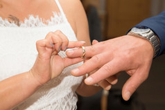 的新娘夫妇交流的婚礼环与每一个其他新娘夫妇交流的婚礼环与每一个其他
