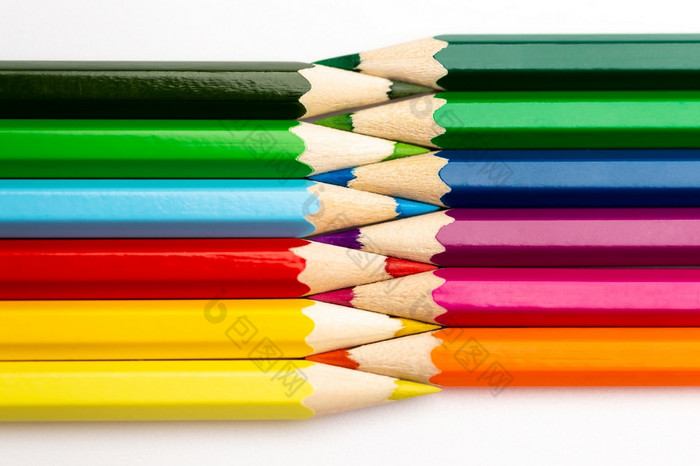 木彩色的铅笔不同的颜色白色背景木彩色的铅笔不同的颜色白色背景
