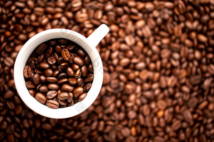 白色杯与咖啡豆子背景咖啡豆子白色杯与咖啡豆子背景咖啡豆子
