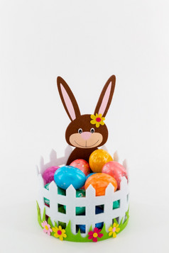 一些色彩斑斓的复活节鸡蛋篮子与复活节兔子色彩斑斓的复活节鸡蛋篮子与复活节兔子