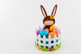<strong>一些</strong>色彩斑斓的复活节鸡蛋篮子与复活节兔子色彩斑斓的复活节鸡蛋篮子与复活节兔子