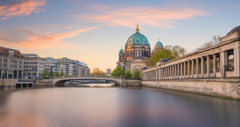 柏林天际线与柏林大教堂柏林唐和疯狂河日落《暮光之城》德国