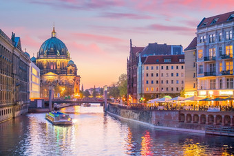柏林天际线与柏林大教堂柏林唐和疯狂河日落《暮光之城》德国
