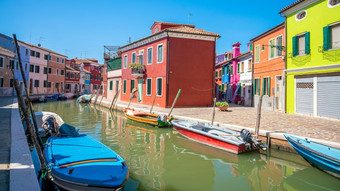 色彩斑斓的房子市中心burano<strong>威尼斯意大利</strong>与清晰的蓝色的天空