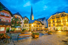 历史小镇广场哈尔斯塔特晚上的奥地利阿尔卑斯山脉地区salzkammergut奥地利